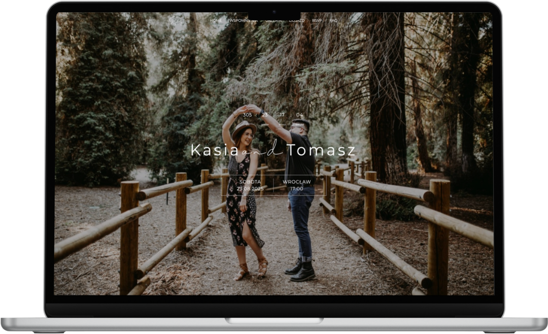 laptop z włączoną stroną ślubną