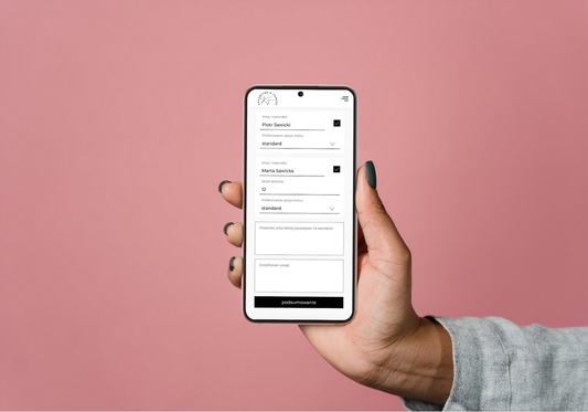 telefon w włączonym formularzem potwierdzenia przybycia na wesele