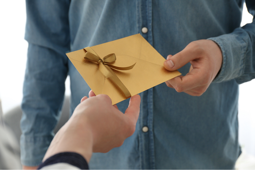 przekazanie zaproszenia w kopercie