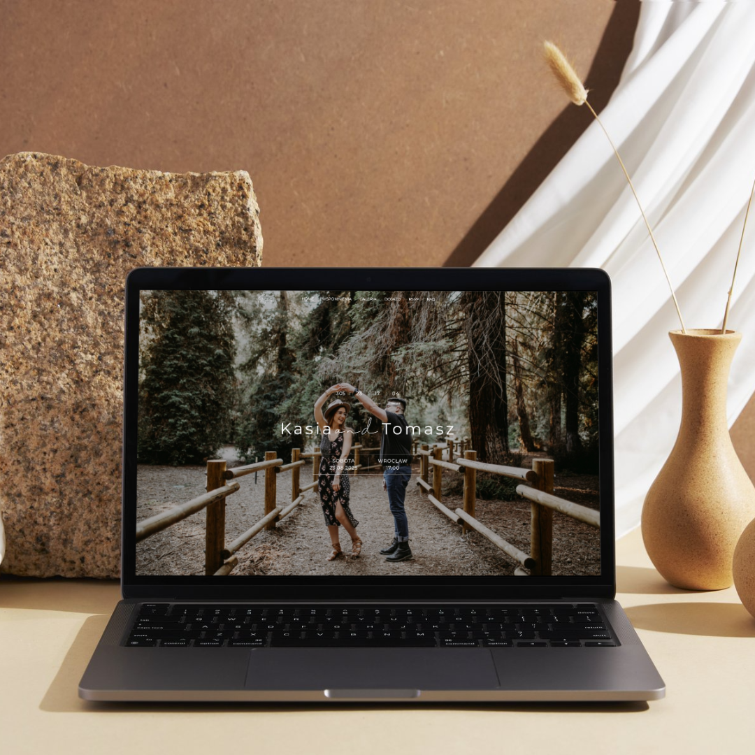 laptop z włączoną stroną ślubną